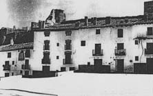 Así era la plaza de la Cava Alta en los años 40, en los que vivían en ella muchos más vecinos que en la actualidad.